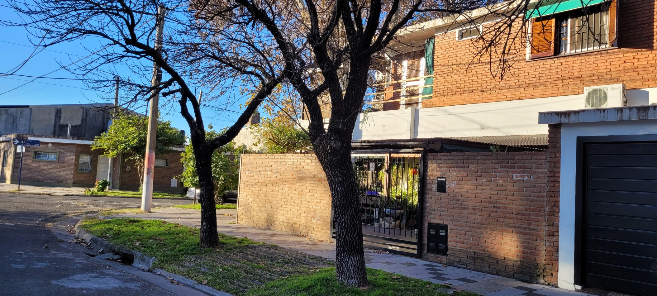 Casa de 2 plantas en esquina - 3 Dormitorio en Venta Barrio Belgrano - 2 Baños - Balcon Terraza - Patio - Doble cochera. 