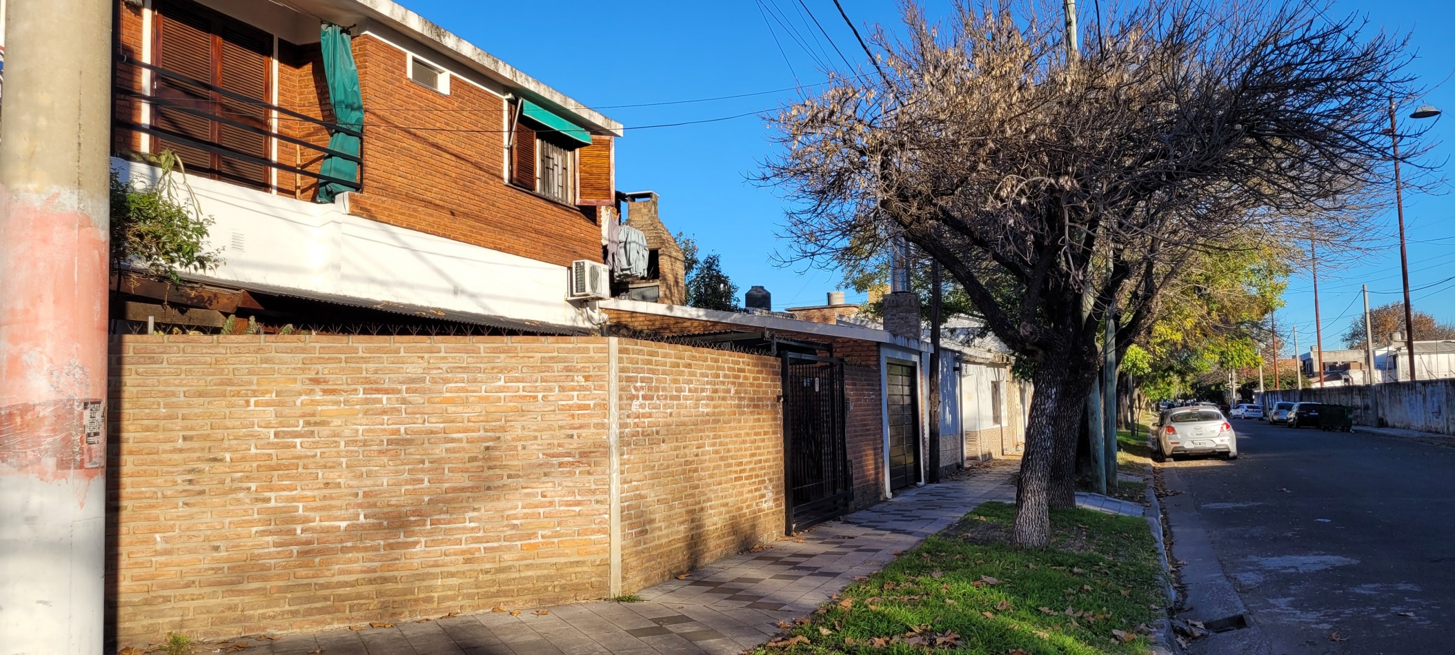 Casa de 2 plantas en esquina - 3 Dormitorio en Venta Barrio Belgrano - 2 Baños - Balcon Terraza - Patio - Doble cochera. 