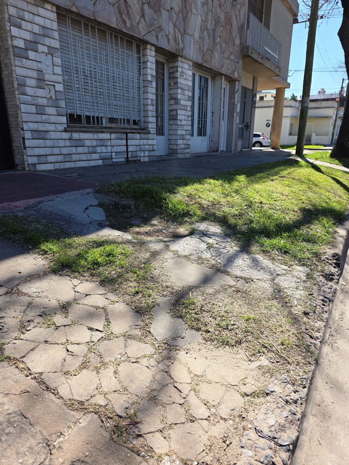 SE VENDE AMPLIA CASA 3 DORMITORIOS, PATIO GARAGE - SOLIS 1000 A METROS DE MENDOZA