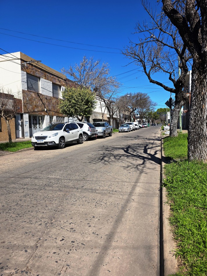 SE VENDE AMPLIA CASA 3 DORMITORIOS, PATIO GARAGE - SOLIS 1000 A METROS DE MENDOZA