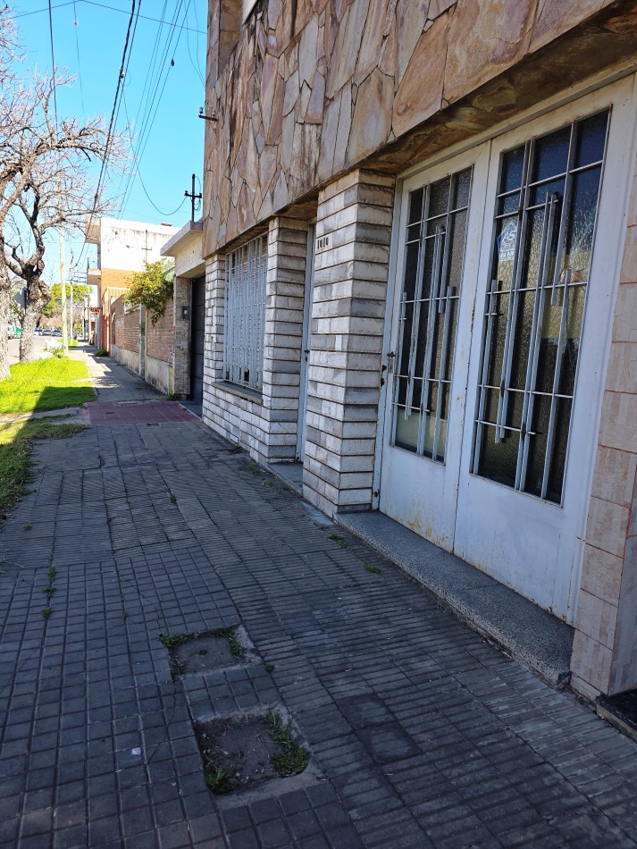 SE VENDE AMPLIA CASA 3 DORMITORIOS, PATIO GARAGE - SOLIS 1000 A METROS DE MENDOZA