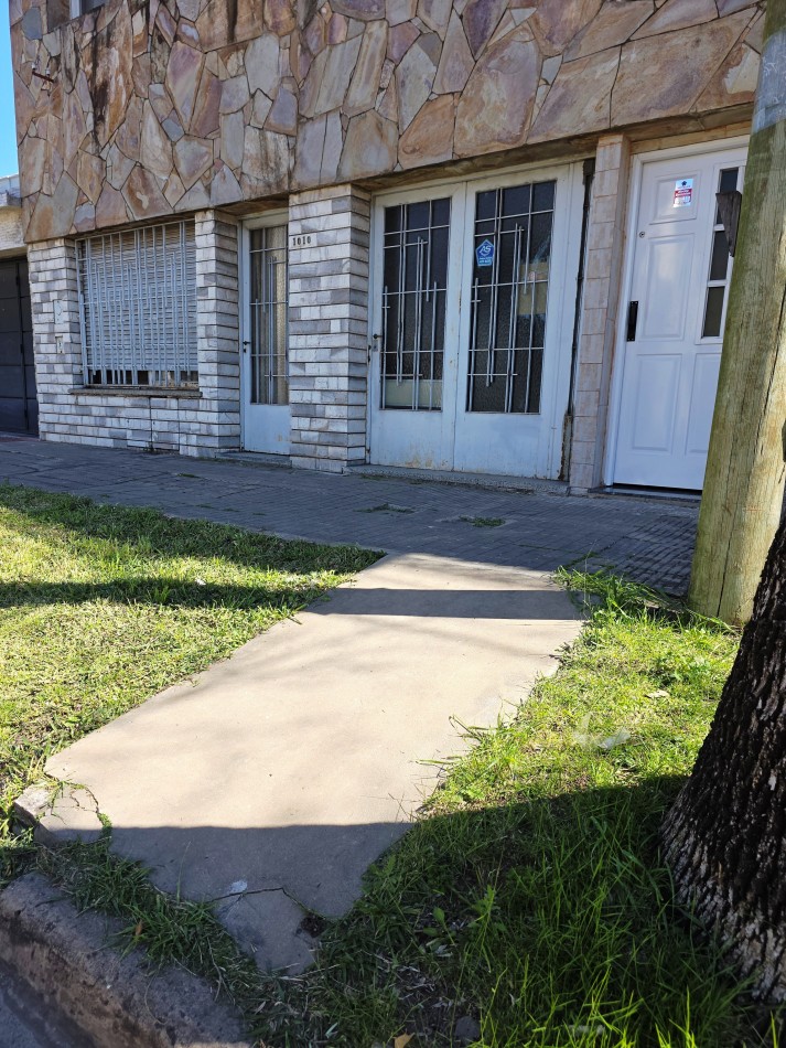 SE VENDE AMPLIA CASA 3 DORMITORIOS, PATIO GARAGE - SOLIS 1000 A METROS DE MENDOZA