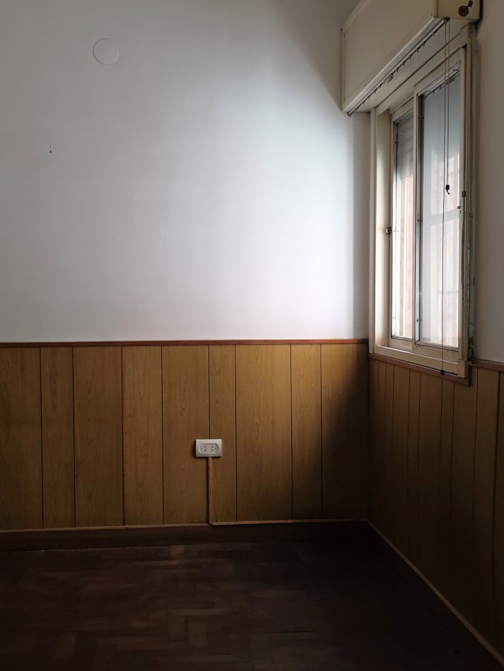 SE VENDE AMPLIA CASA 3 DORMITORIOS, PATIO GARAGE - SOLIS 1000 A METROS DE MENDOZA