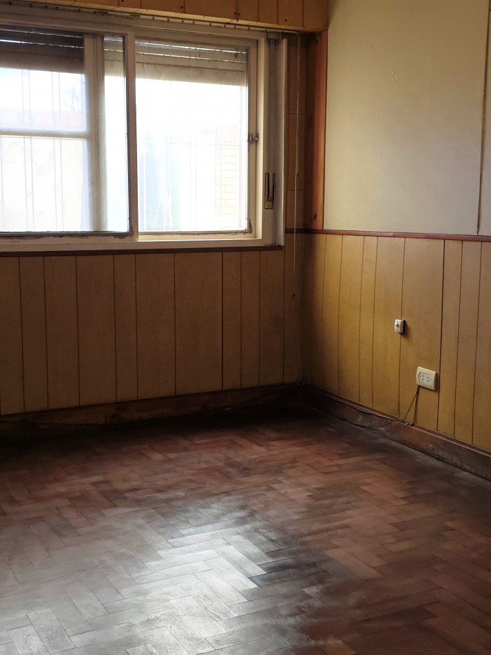 SE VENDE AMPLIA CASA 3 DORMITORIOS, PATIO GARAGE - SOLIS 1000 A METROS DE MENDOZA