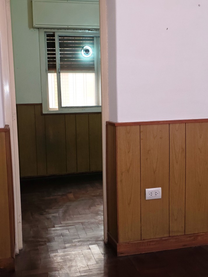 SE VENDE AMPLIA CASA 3 DORMITORIOS, PATIO GARAGE - SOLIS 1000 A METROS DE MENDOZA