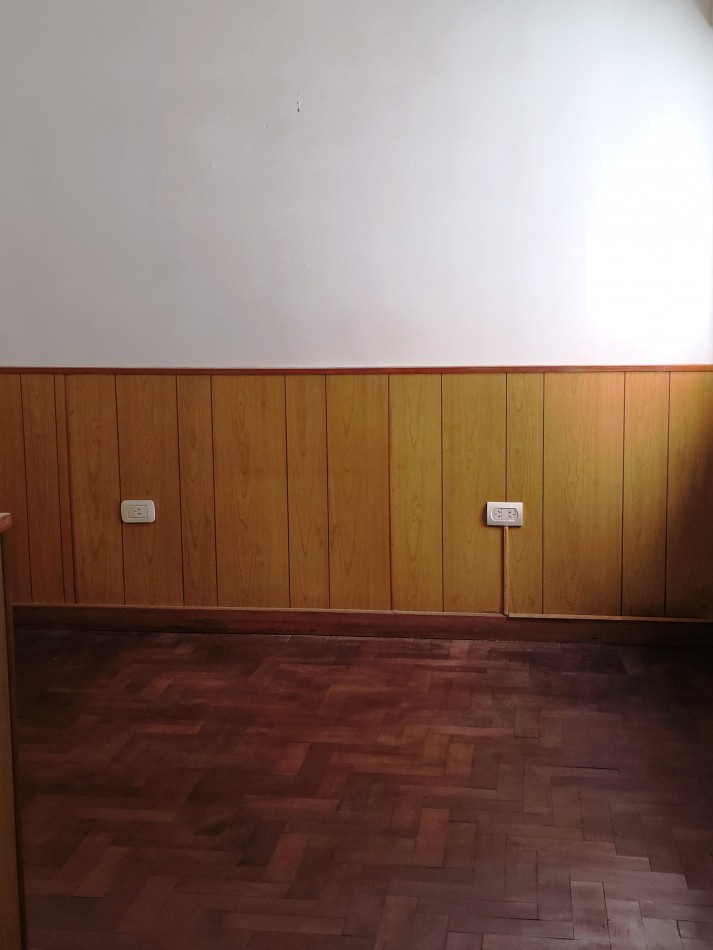 SE VENDE AMPLIA CASA 3 DORMITORIOS, PATIO GARAGE - SOLIS 1000 A METROS DE MENDOZA