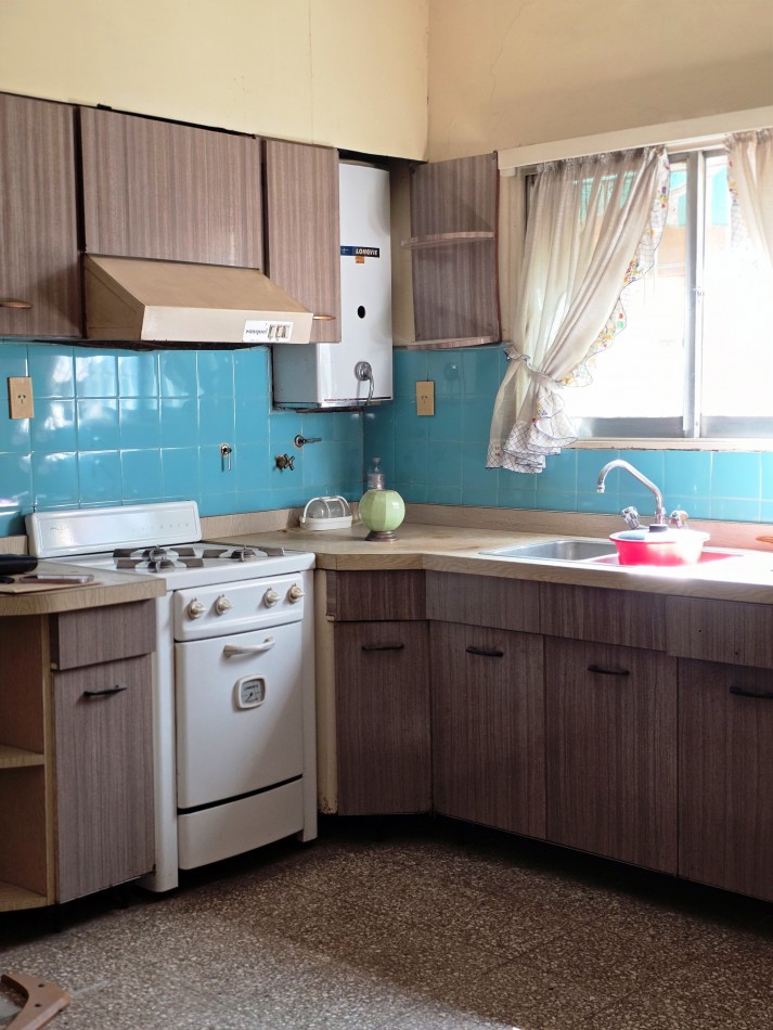 SE VENDE AMPLIA CASA 3 DORMITORIOS, PATIO GARAGE - SOLIS 1000 A METROS DE MENDOZA