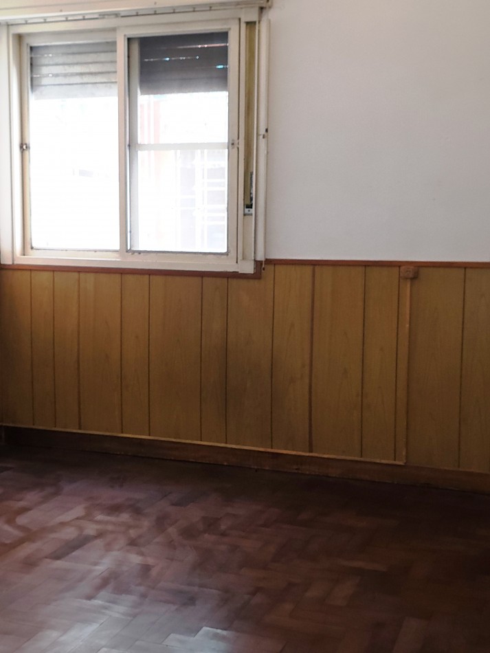 SE VENDE AMPLIA CASA 3 DORMITORIOS, PATIO GARAGE - SOLIS 1000 A METROS DE MENDOZA