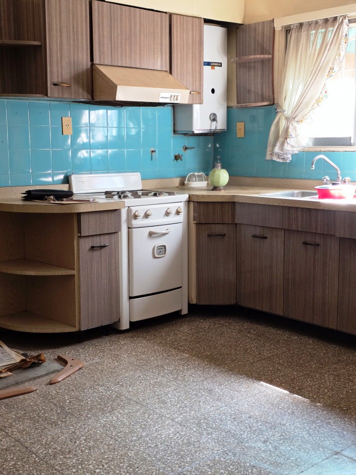 SE VENDE AMPLIA CASA 3 DORMITORIOS, PATIO GARAGE - SOLIS 1000 A METROS DE MENDOZA