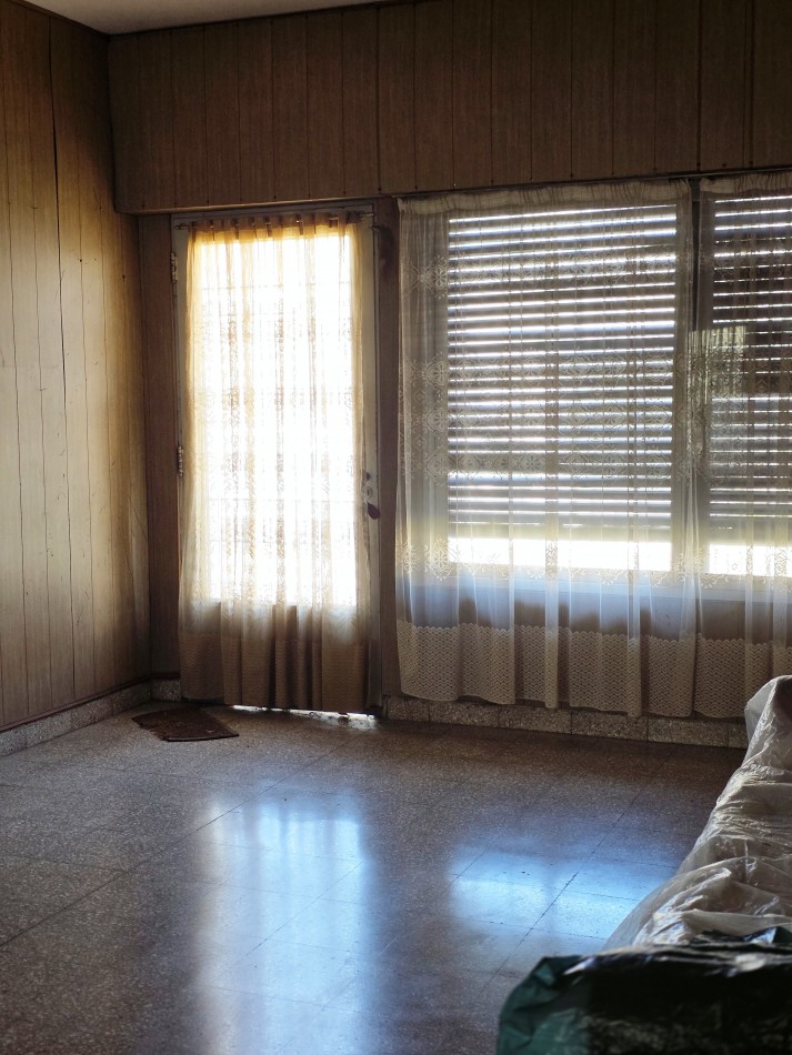 SE VENDE AMPLIA CASA 3 DORMITORIOS, PATIO GARAGE - SOLIS 1000 A METROS DE MENDOZA
