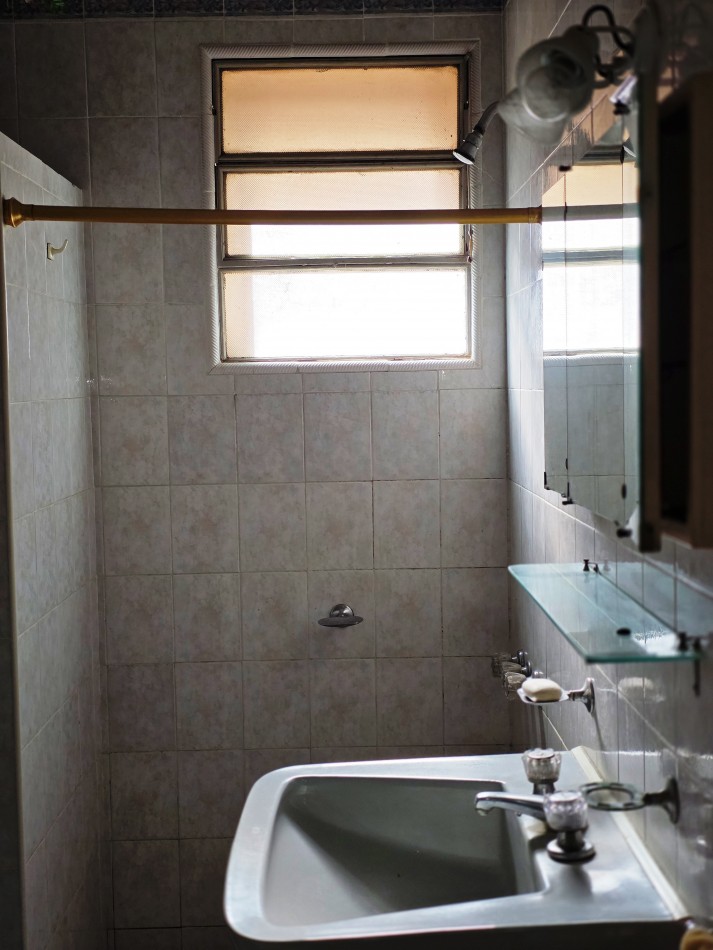 SE VENDE AMPLIA CASA 3 DORMITORIOS, PATIO GARAGE - SOLIS 1000 A METROS DE MENDOZA