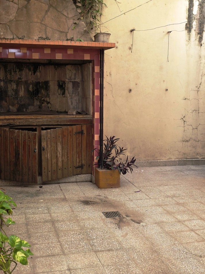 SE VENDE AMPLIA CASA 3 DORMITORIOS, PATIO GARAGE - SOLIS 1000 A METROS DE MENDOZA