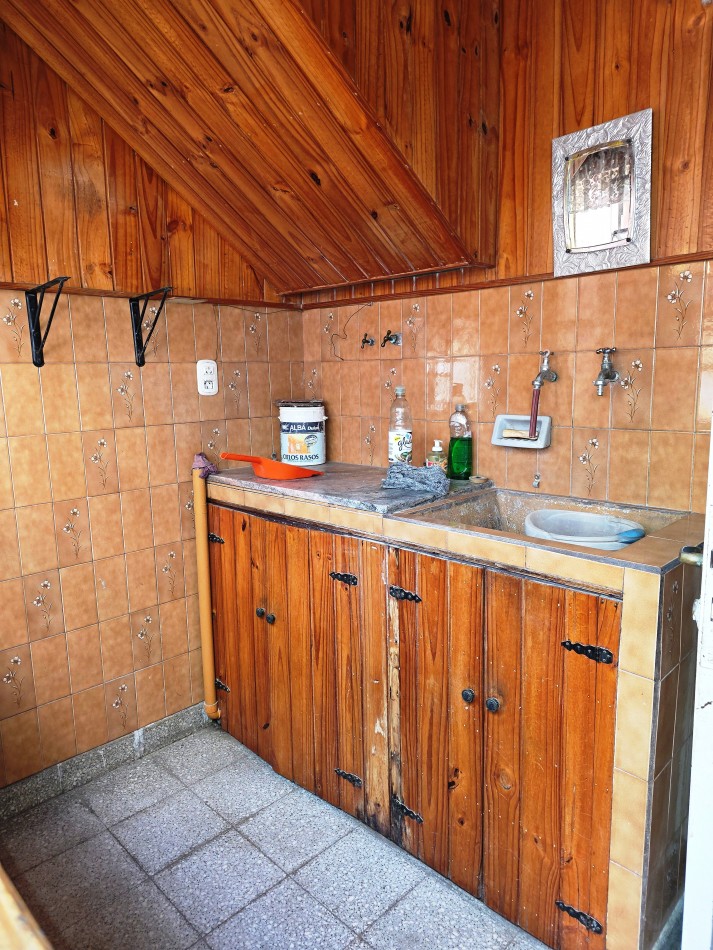 SE VENDE AMPLIA CASA 3 DORMITORIOS, PATIO GARAGE - SOLIS 1000 A METROS DE MENDOZA