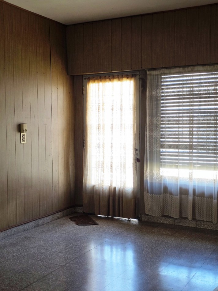 SE VENDE AMPLIA CASA 3 DORMITORIOS, PATIO GARAGE - SOLIS 1000 A METROS DE MENDOZA