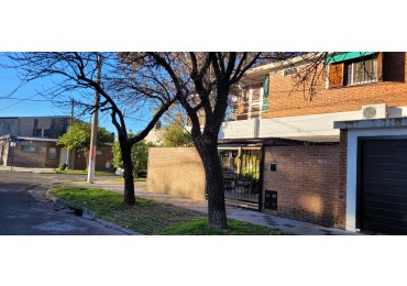 Casa de 2 plantas en esquina - 3 Dormitorio en Venta Barrio Belgrano - 2 Baños - Balcon Terraza - Patio - Doble cochera. 