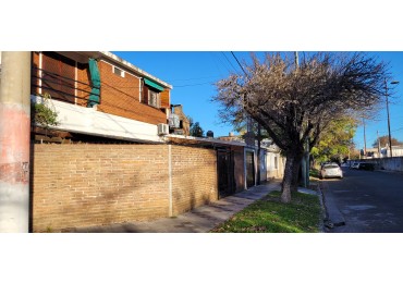 Casa de 2 plantas en esquina - 3 Dormitorio en Venta Barrio Belgrano - 2 Baños - Balcon Terraza - Patio - Doble cochera. 