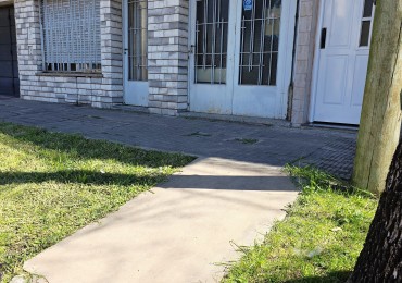 SE VENDE AMPLIA CASA 3 DORMITORIOS, PATIO GARAGE - SOLIS 1000 A METROS DE MENDOZA