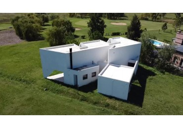 Venta de Casa de diseño con amplio parque y amenities en Barrio Cerrado La Carolina -