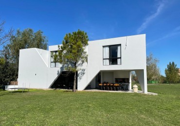 Venta de Casa de diseño con amplio parque y amenities en Barrio Cerrado La Carolina -